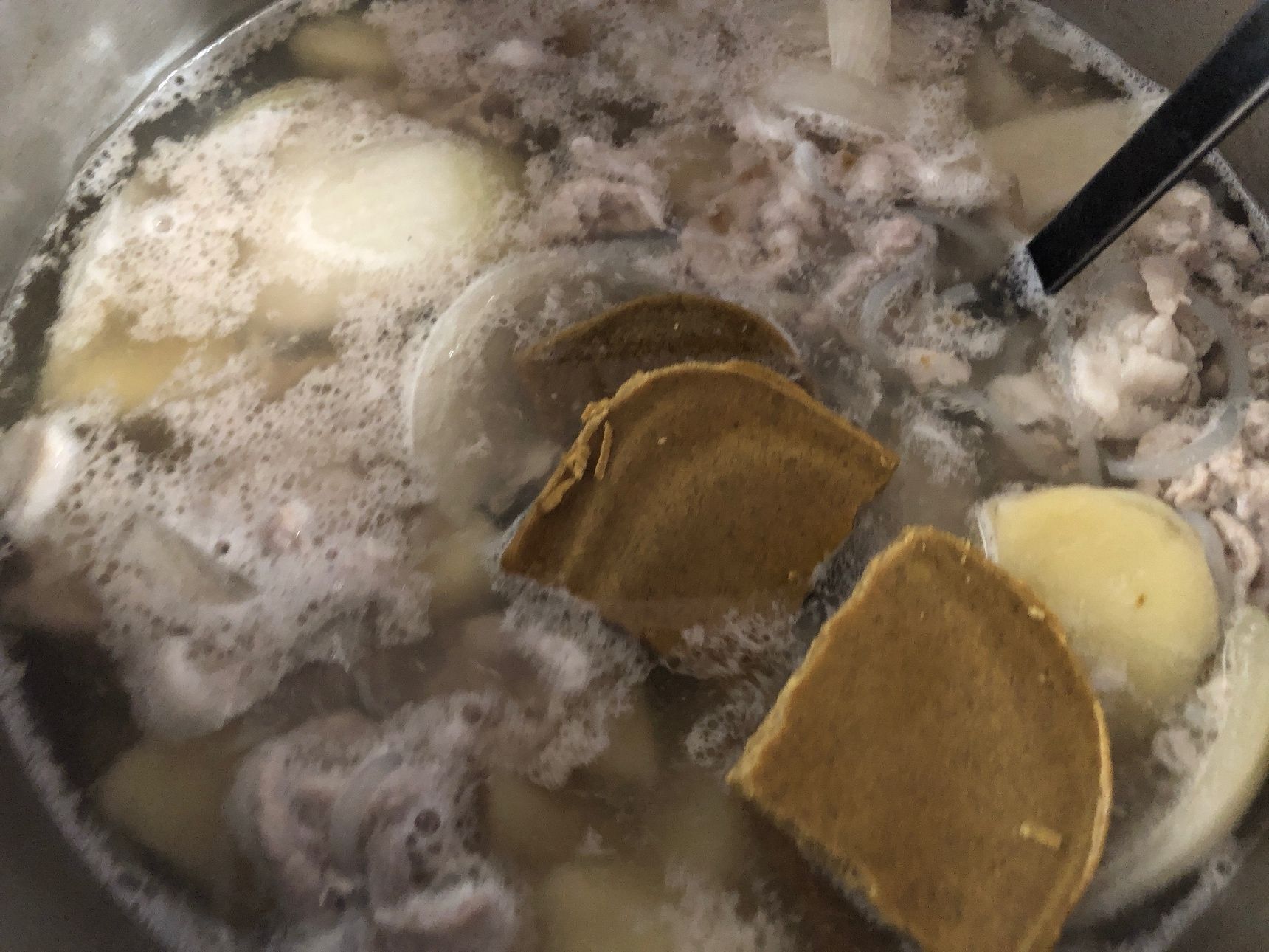 食材に火は通っているので沸騰したら火を止めてルウを溶かします