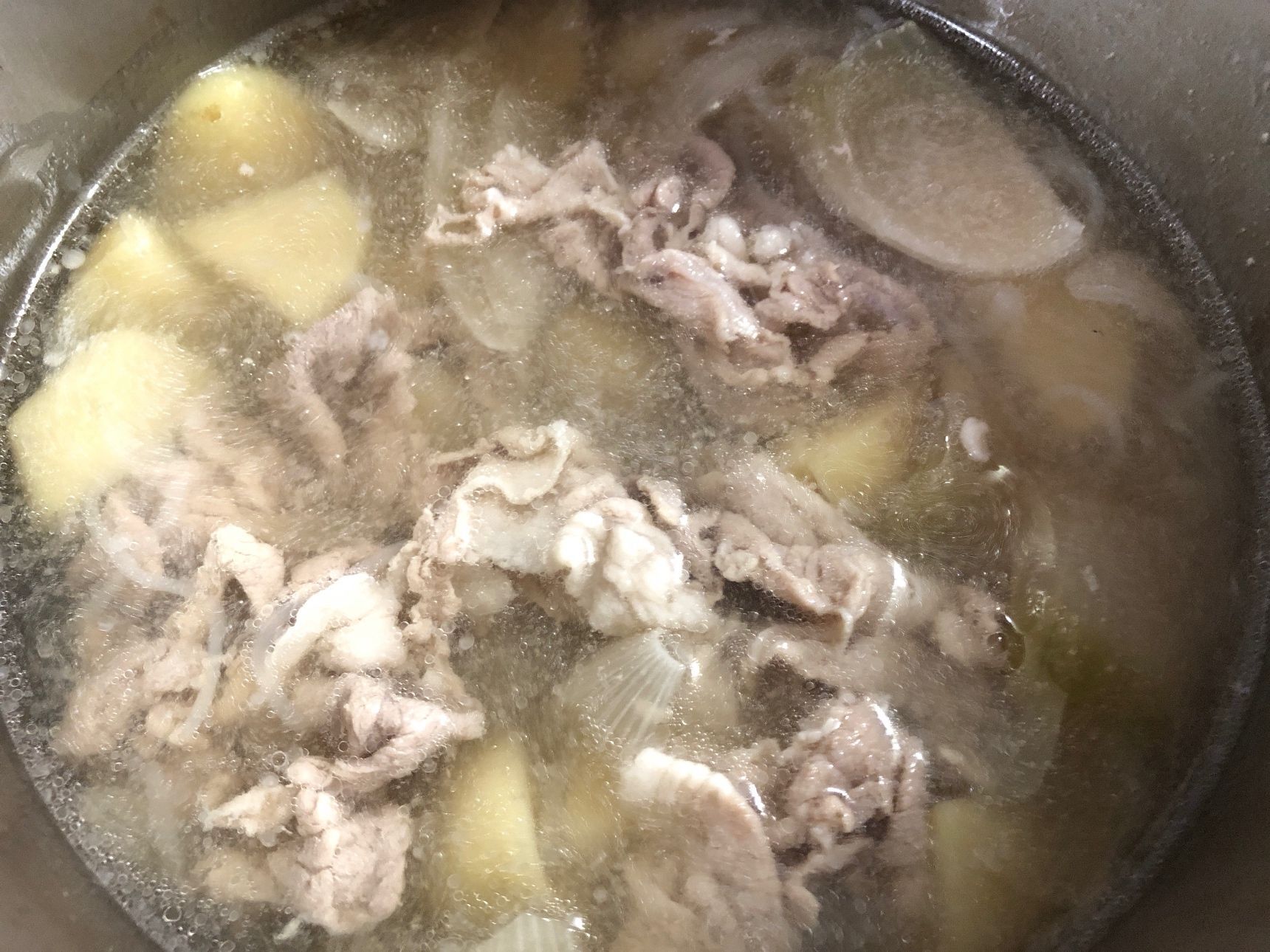 鍋に肉じゃが、水分が少ない場合は水を足して加熱します
