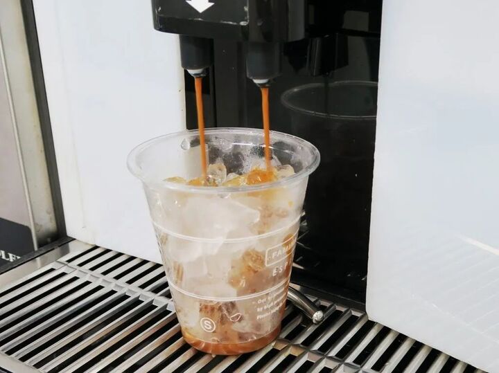 アイスコーヒー2つ買っても大丈夫!こぼさず片手で持ち歩く裏ワザ。覚えておいてソンはなし♪