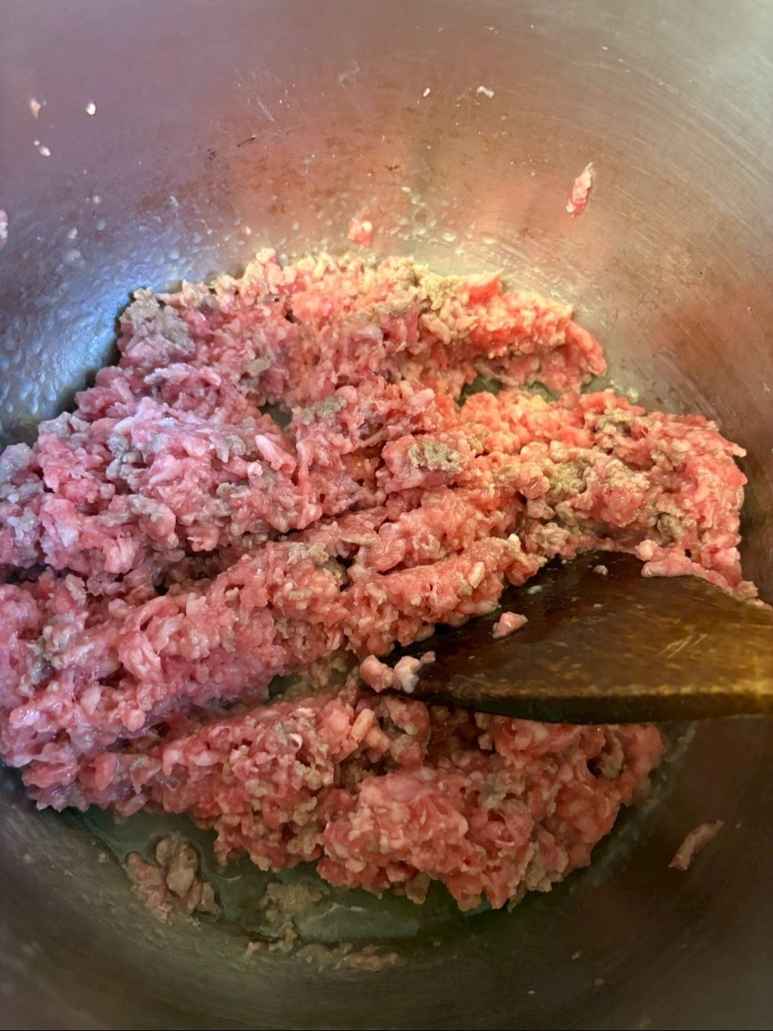 油はひかずに鍋が温まった所にひき肉をそのままドサッと入れて炒め始めます！