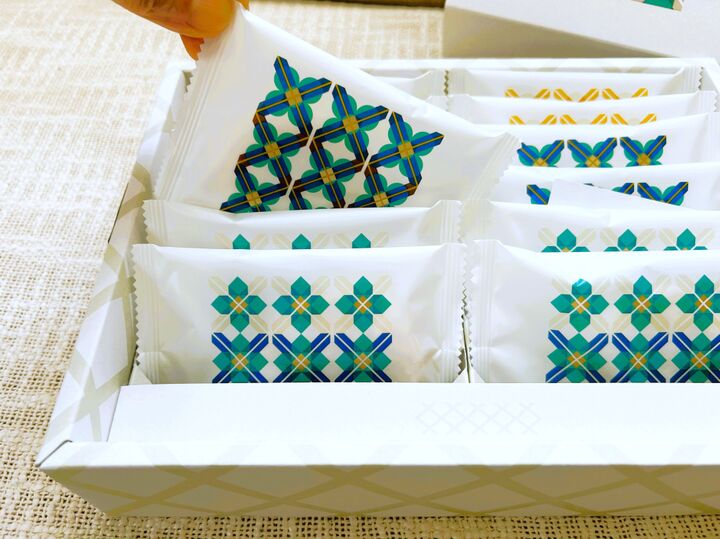 【東京駅の手みやげ速報】できたて〈あんバターの煎餅サンド〉が超話題!レトロかわいい箱も最高の「トーキョー煎餅」をチェック♪