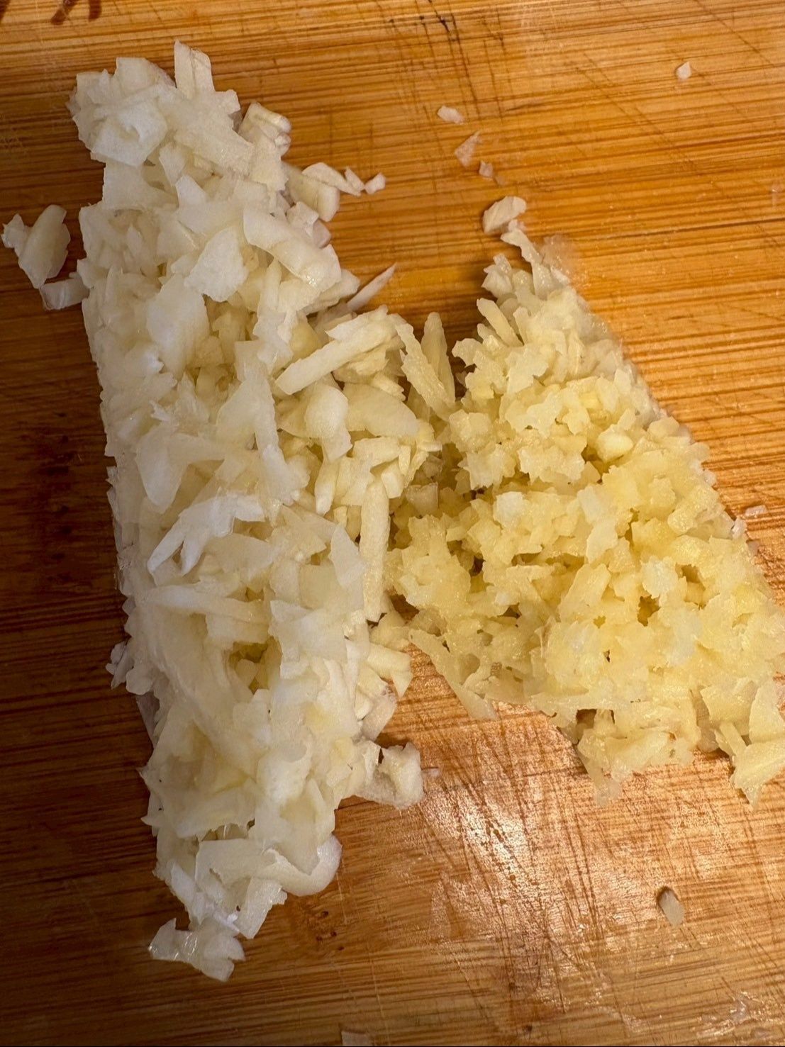 ニンニクと生姜はみじん切りにします。