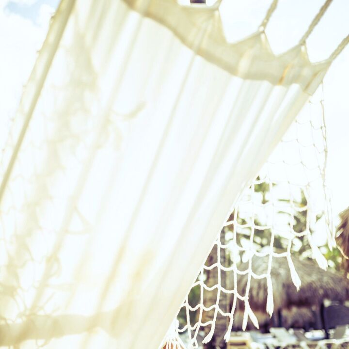 捨てちゃうはずだったシーツが〈涼やかオーニング〉に大変身!ほどいて吊るすだけの感動裏ワザ♪