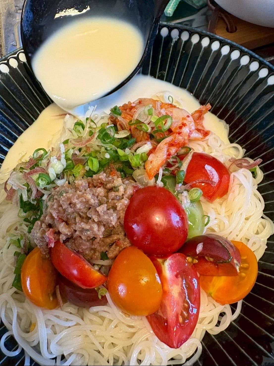 冷やしておいた豆乳タレを周りからたっぷりかけて完成です！