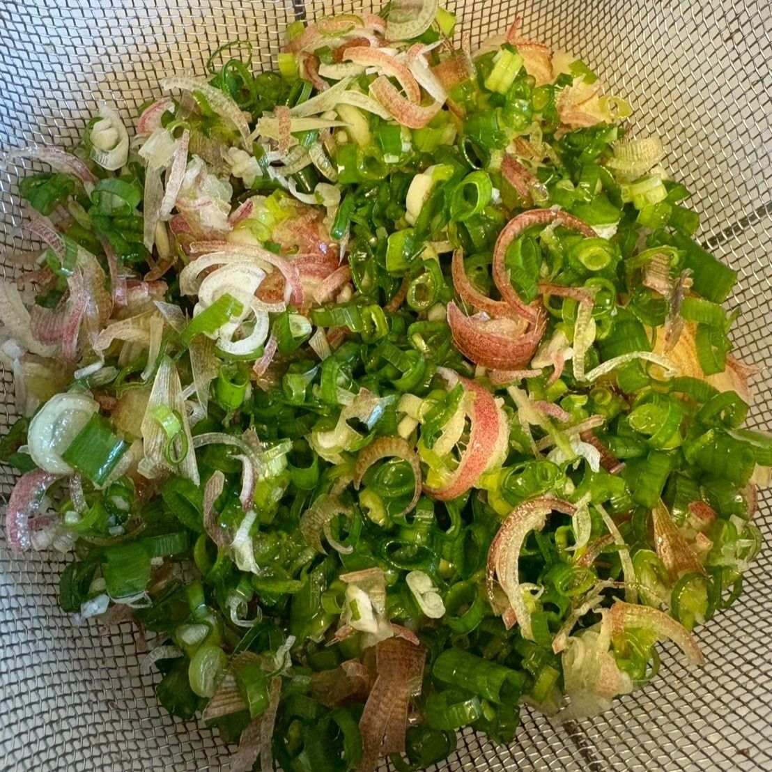 ネギとミョウガはみじん切りにして少し水にさらしました。