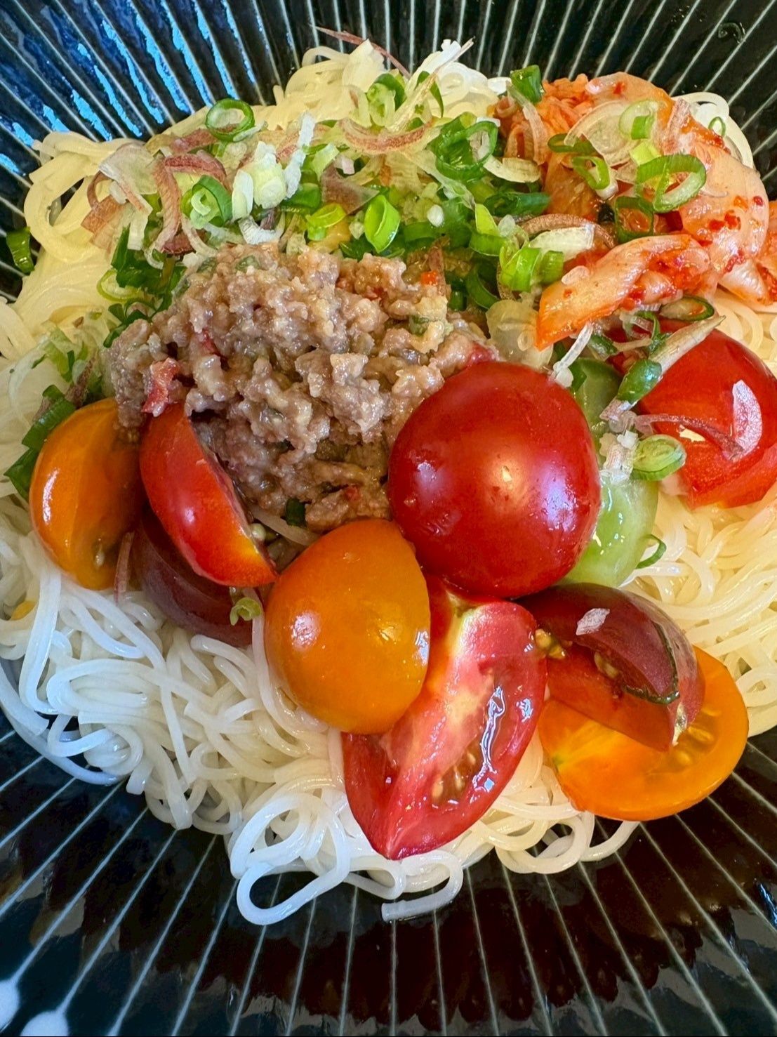 茹でたそうめんの上に彩り良く乗せてください！