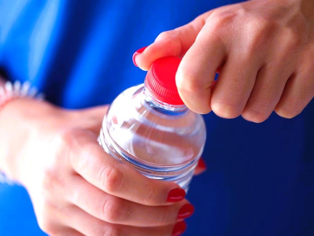 実は危険かも！？「最近、ペットボトルのフタが開けにくい」と感じている人に起きていること