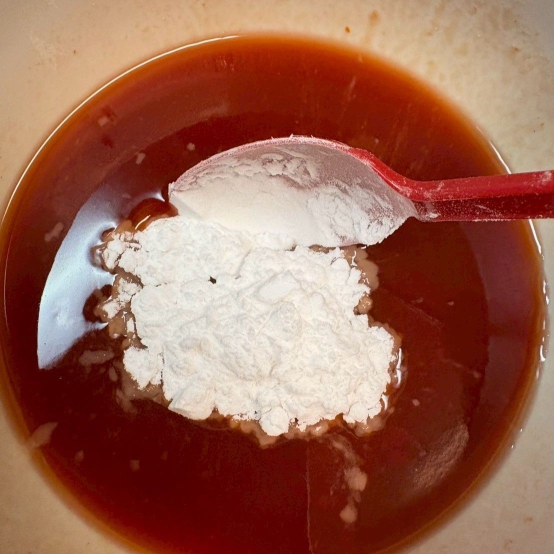 片栗粉を加えて固まりが無いようによく溶かしてください。