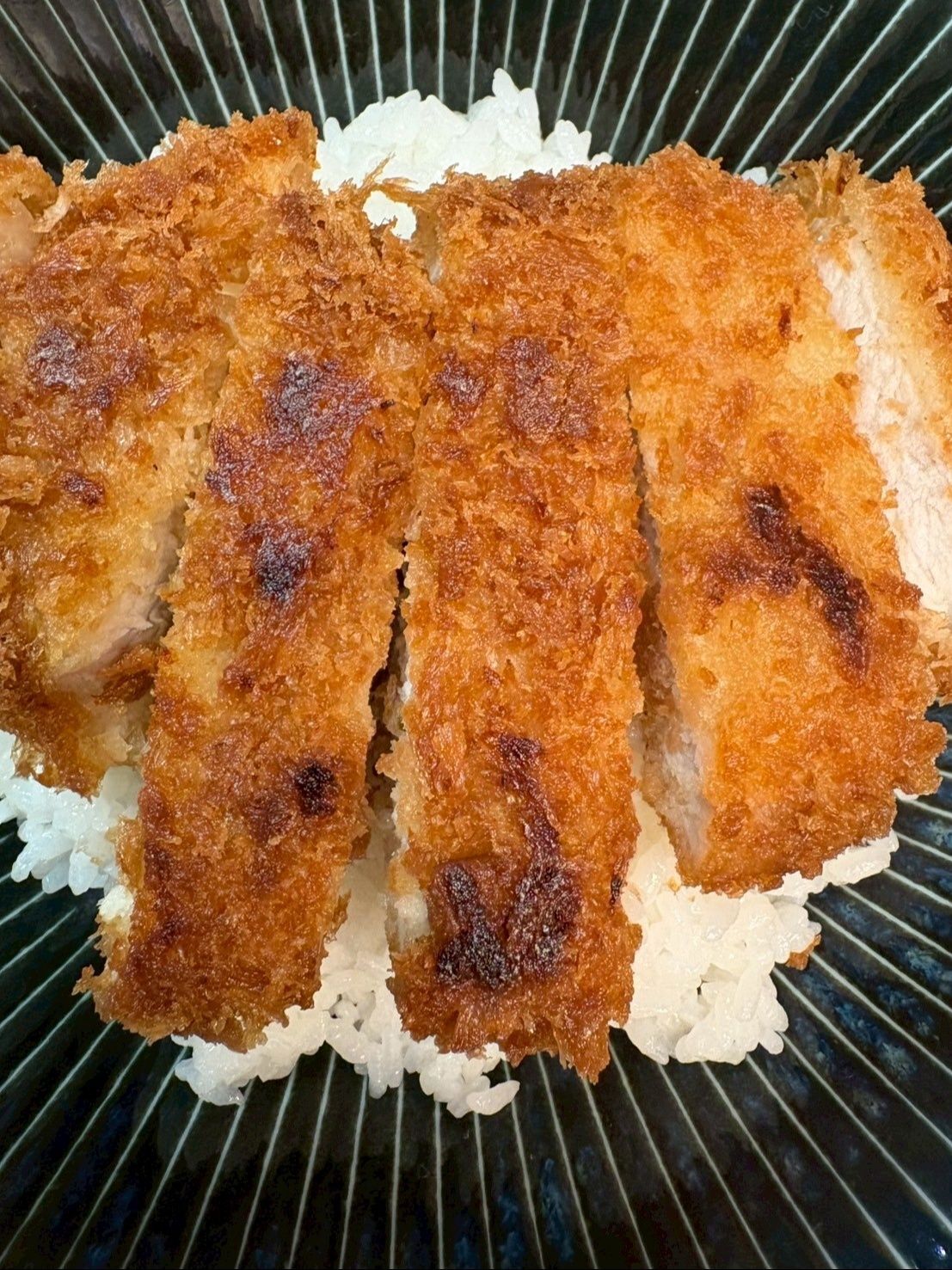 出来合いのカツをカリカリに焼いてご飯に乗せます。
