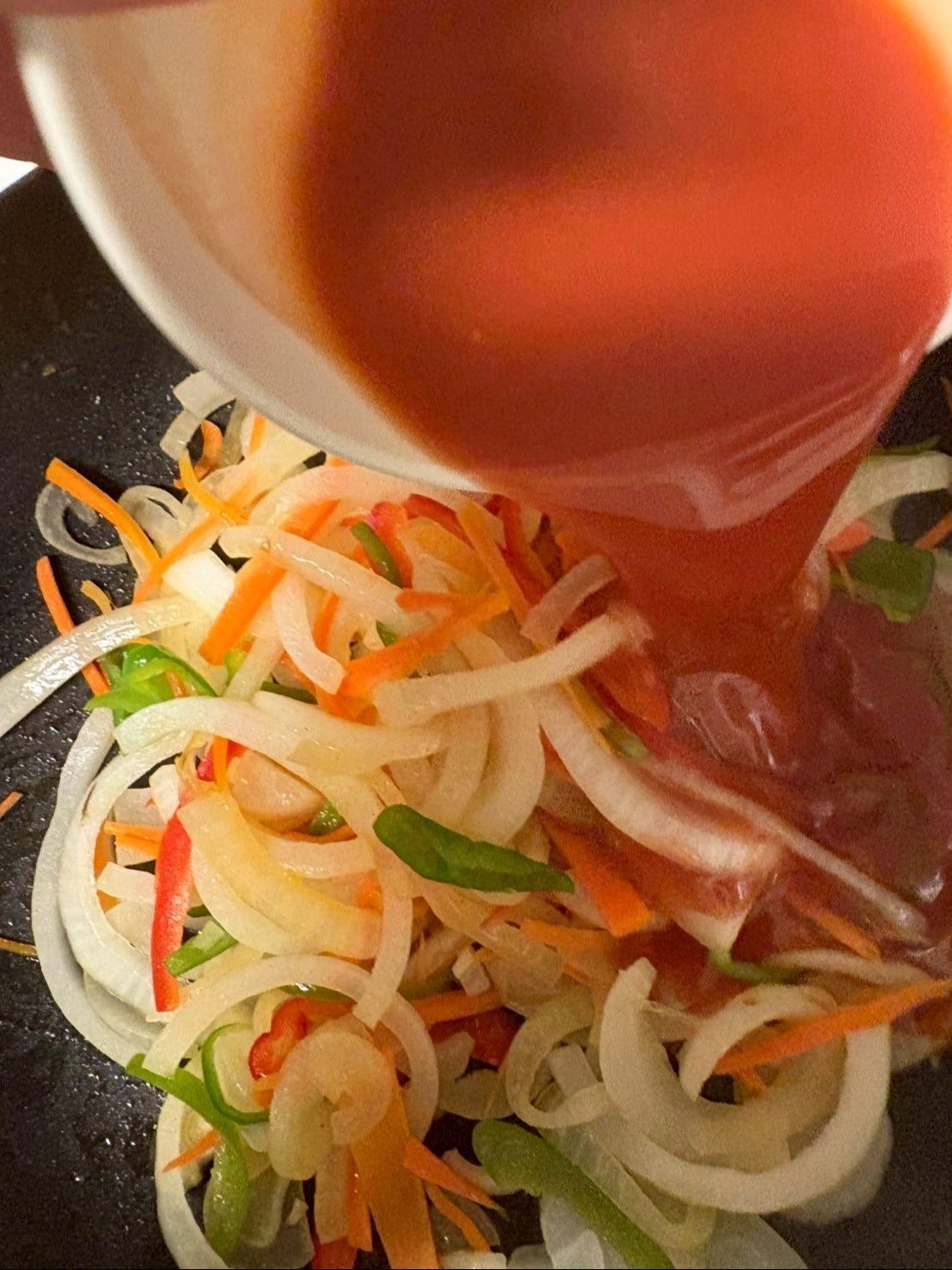 野菜を炒めたところに一気にかけます！