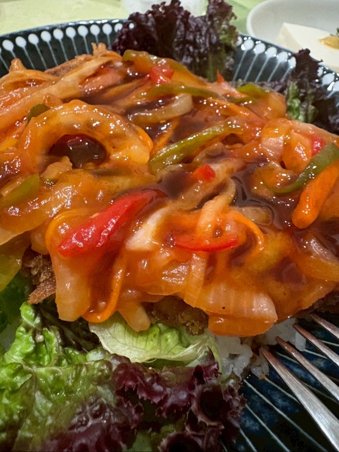 レタスを飾り甘酢餡をかけたら、ソースをかけてお召し上がりください！