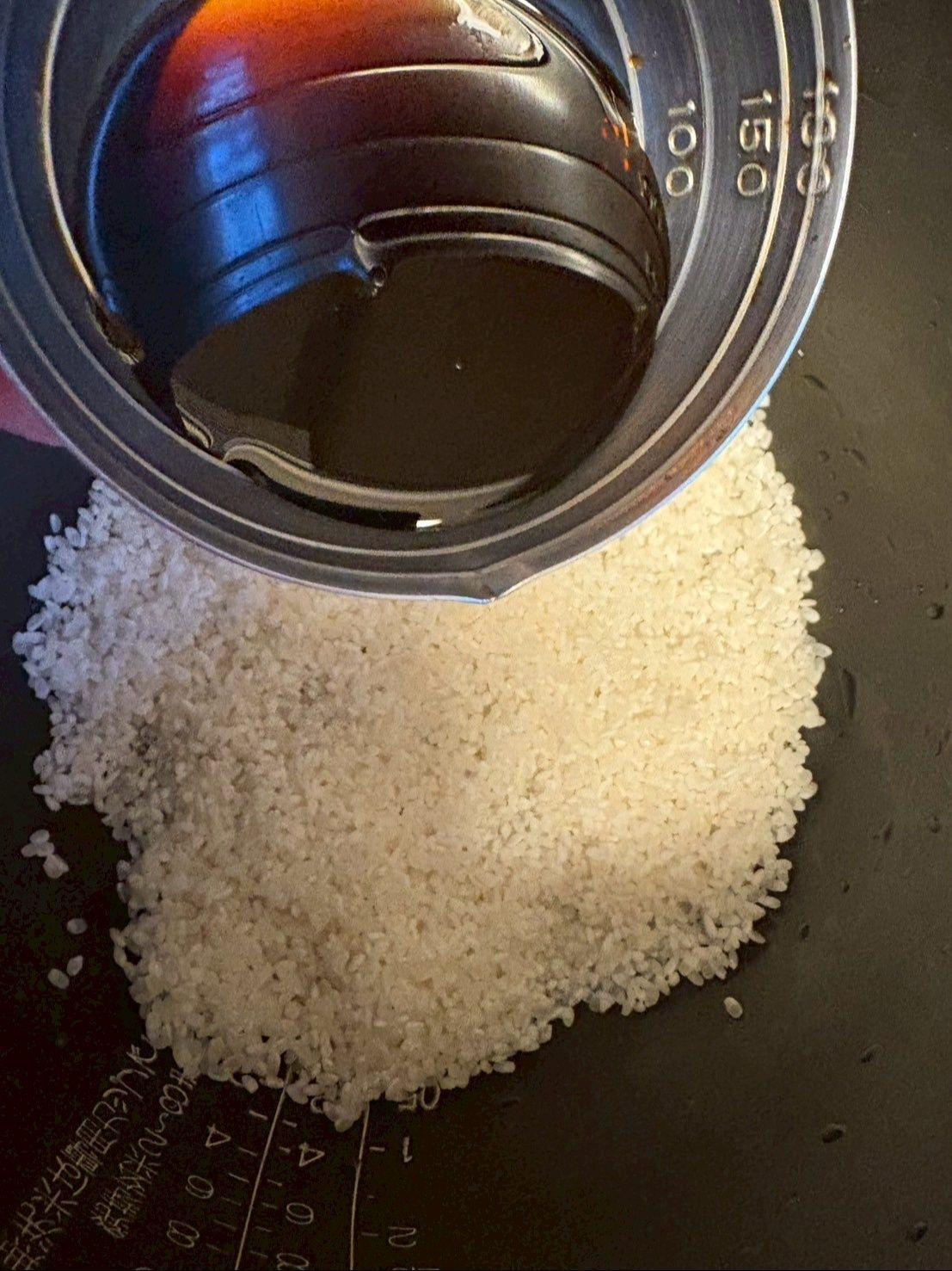 研いだ米に、日本酒少々と鰻のタレを加えてから目盛まで水を入れます！