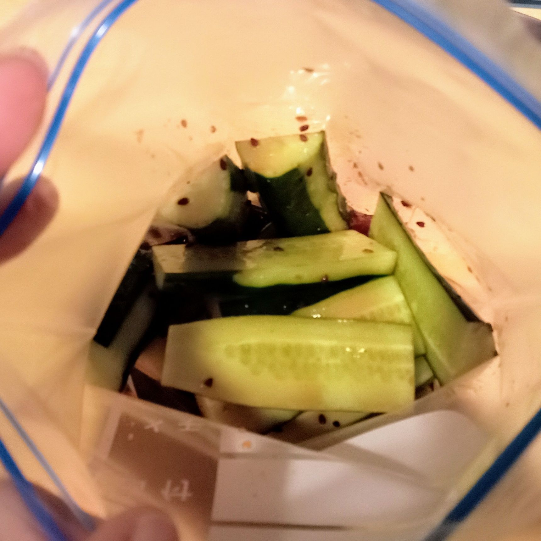 保存袋に入れたきゅうりにかけま〜す