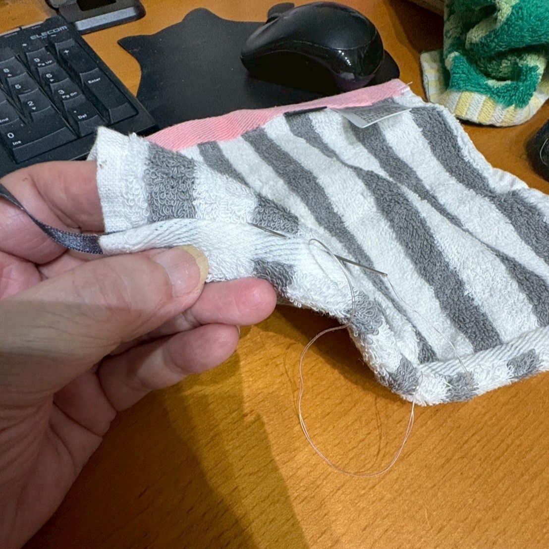 リボンが通っている状態で端まで縫ったら、出ているリボンで大きくループを作ります。