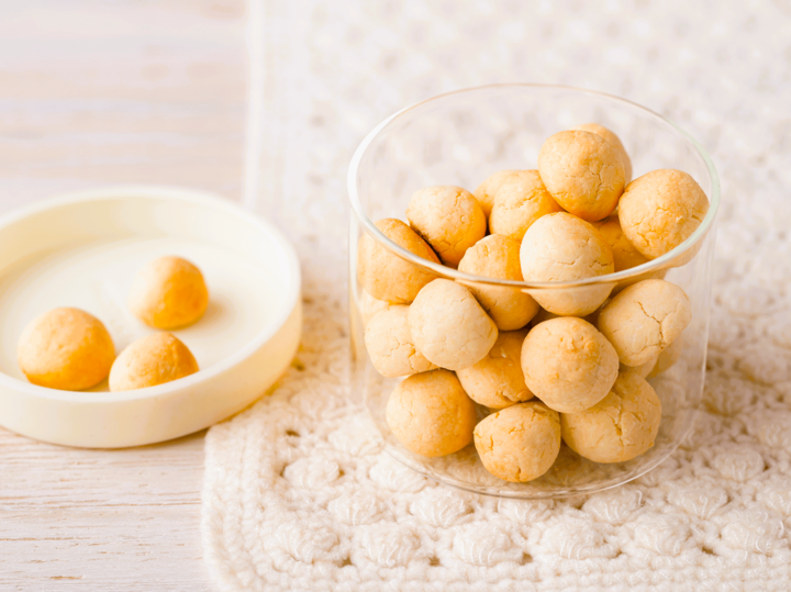 【オイルなし、グルテンなし】ほんのり甘くて、口どけのいい「ボーロ」の作り方。材料はたった4つで作れますよ♪