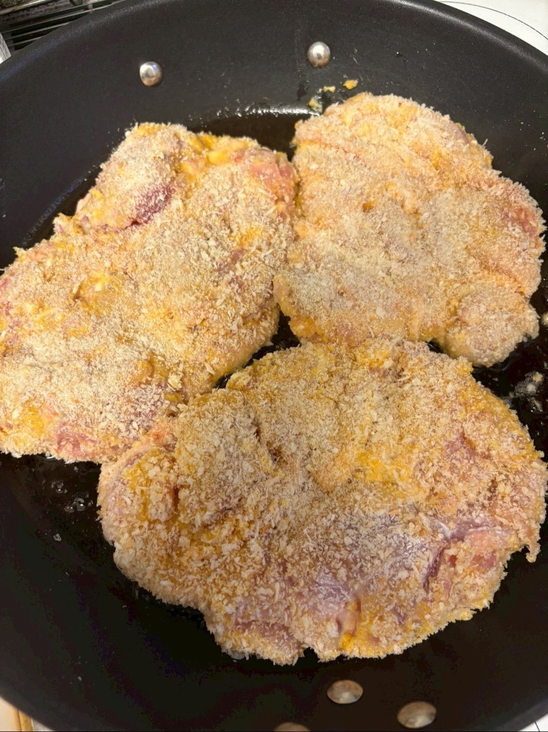 オリーブオイルを多めに入れたフライパンに並べてじっくり焼いて行きます