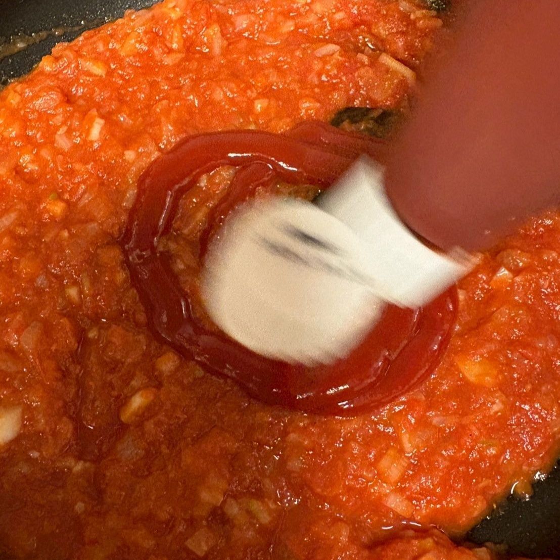 色味を良くするためにトマトケチャップを2周くらいグルグルしました