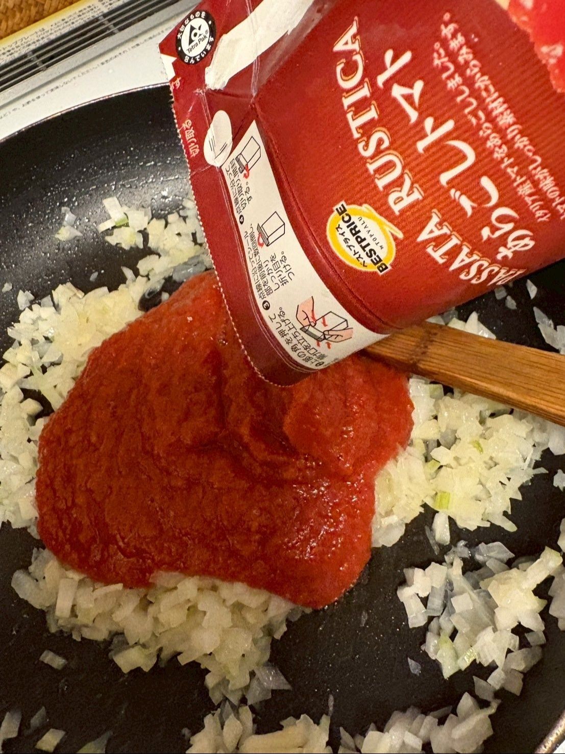荒く濾したトマトを加えます