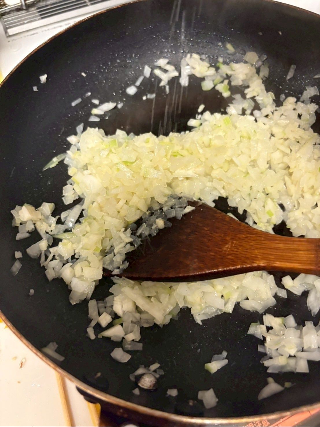 玉ねぎとニンニクをオリーブオイルで炒めます