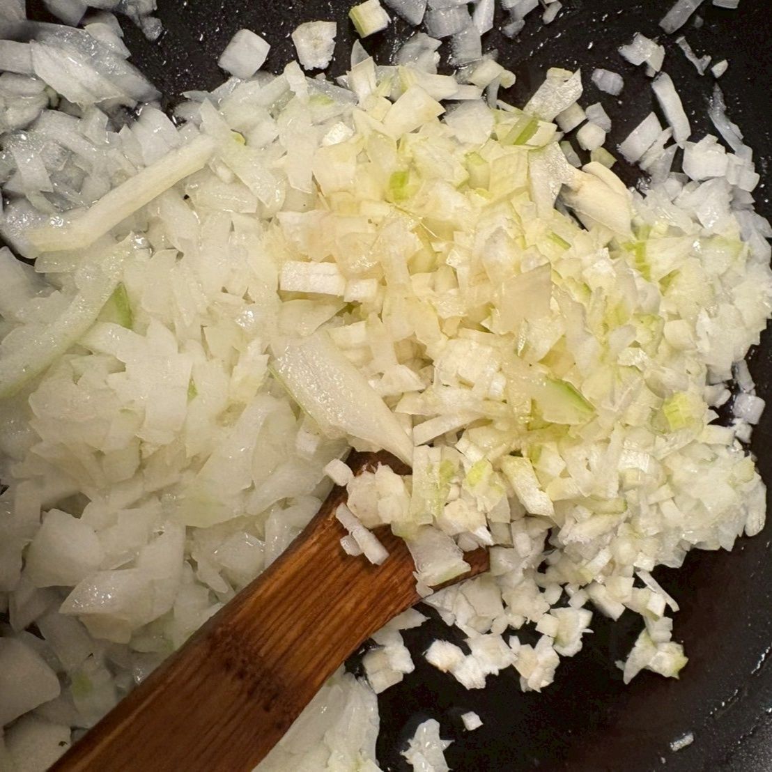 セロリのみじん切りも加えてさっと炒めます