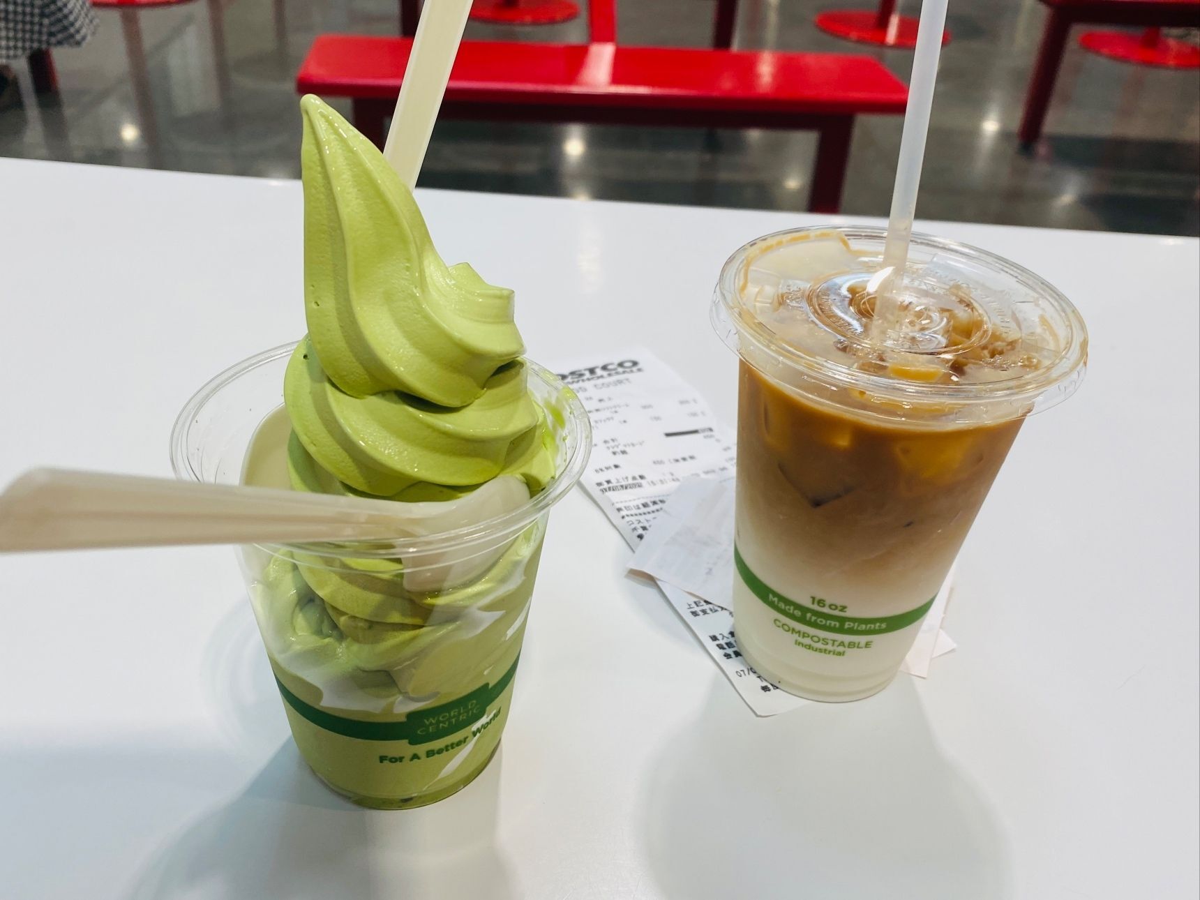甘いソフトクリームを食べながら、甘くないカフェラテで喉を潤す