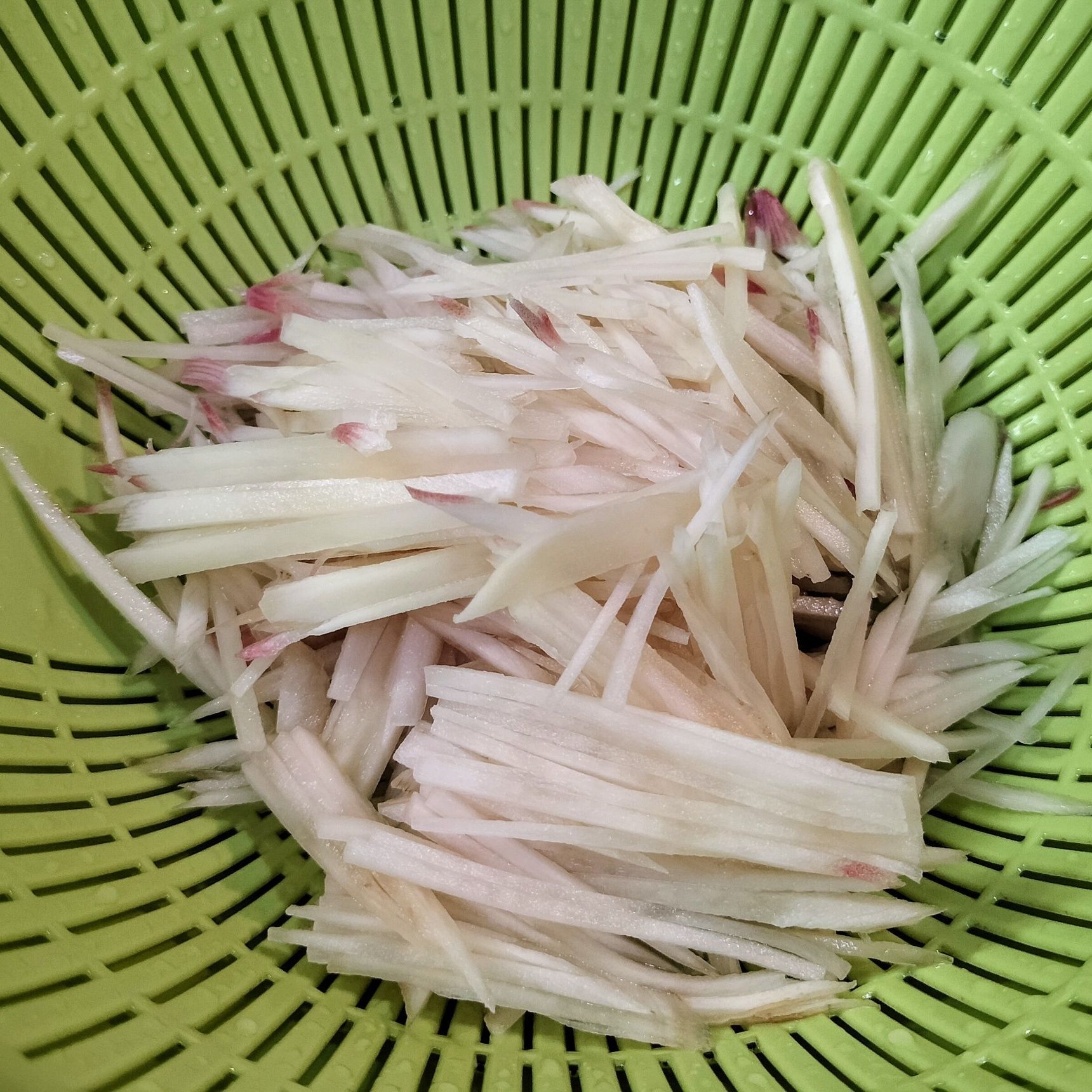 1.新生姜を千切りする
