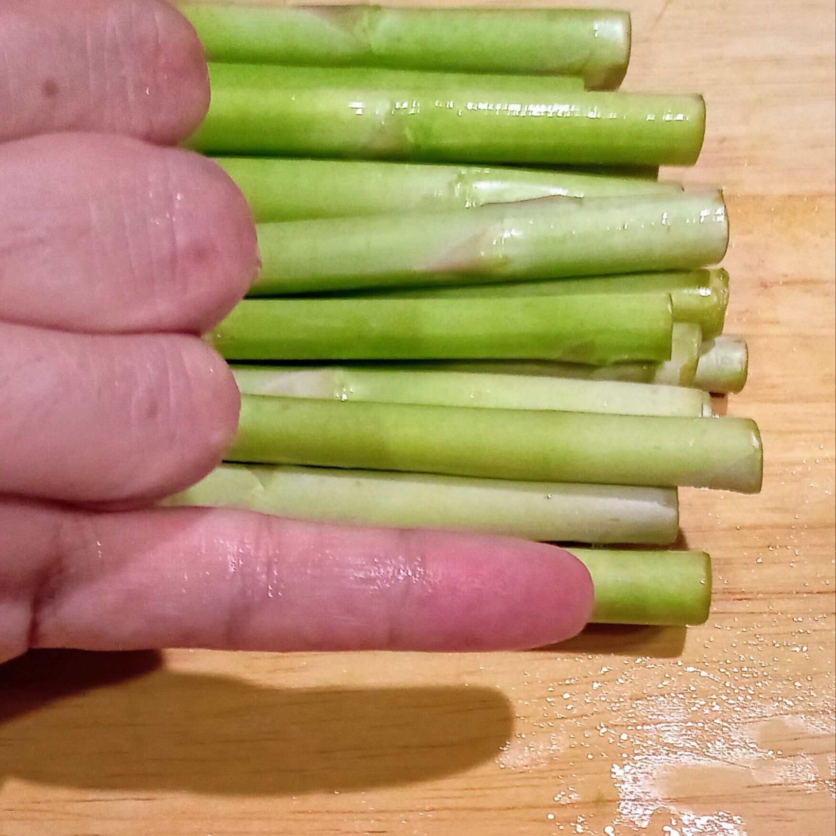 こんな感じで小指くらいのアスパラであれば、はかまも茎部分も柔らかいので