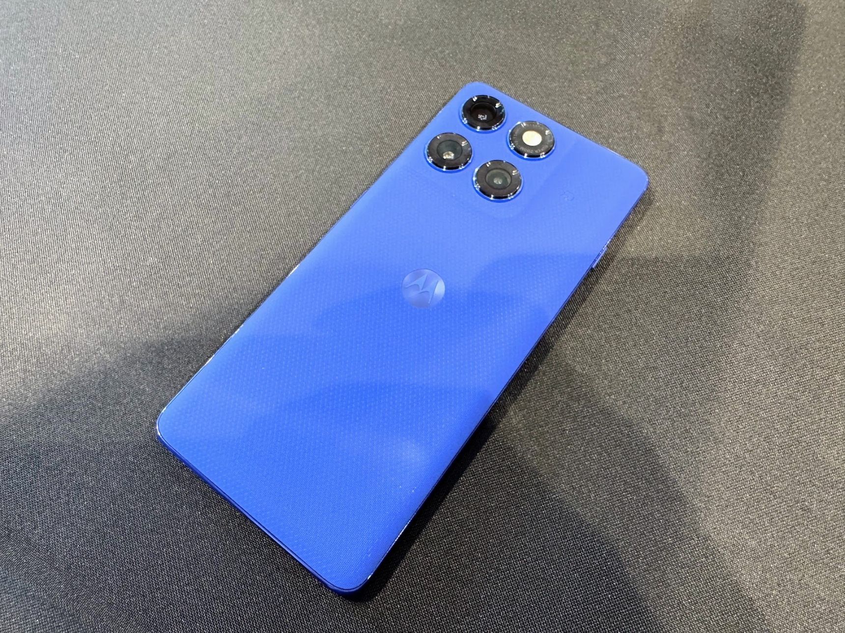 moto ai対応の高性能カメラ＆超急速充電対応の大容量バッテリー