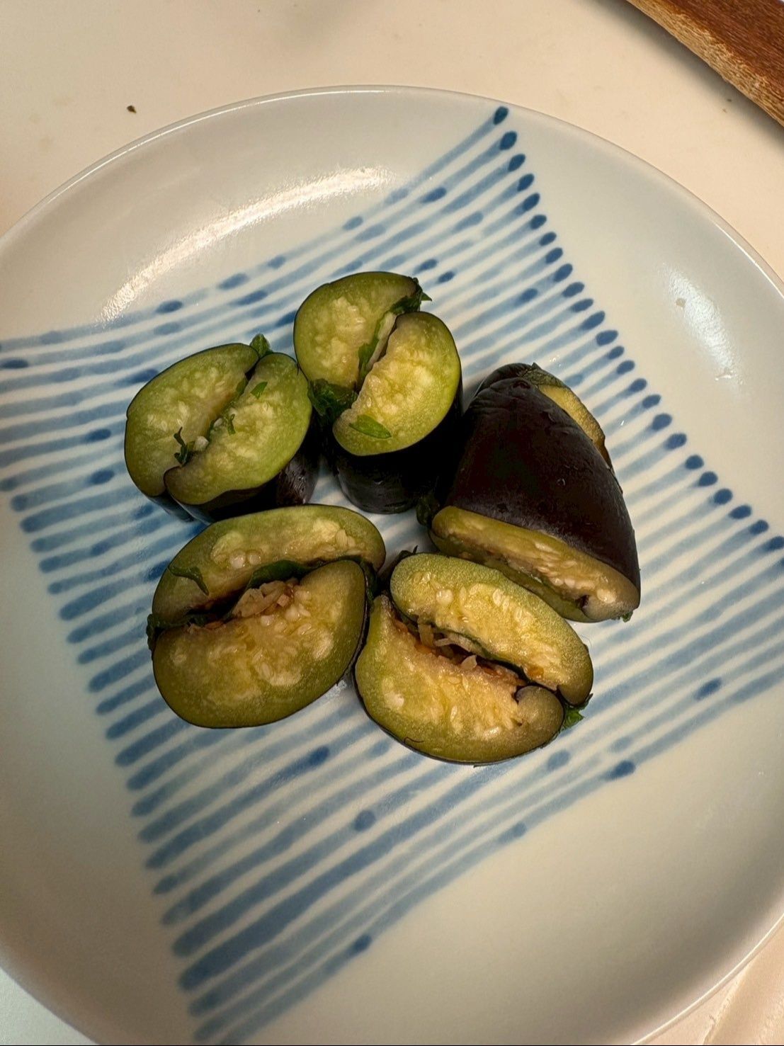小口に切ったらこんなお上品なお漬物！お箸で食べられます。