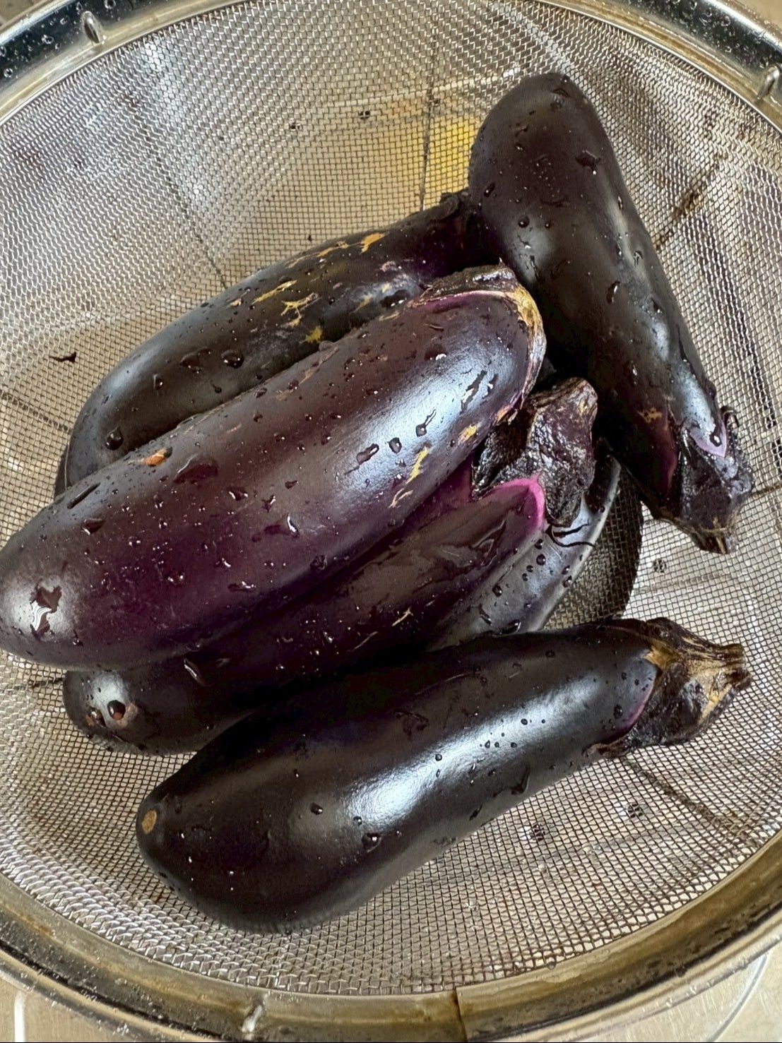 皮に硬い所があったらその部分は縦に縞柄になる様に剥くと綺麗です！