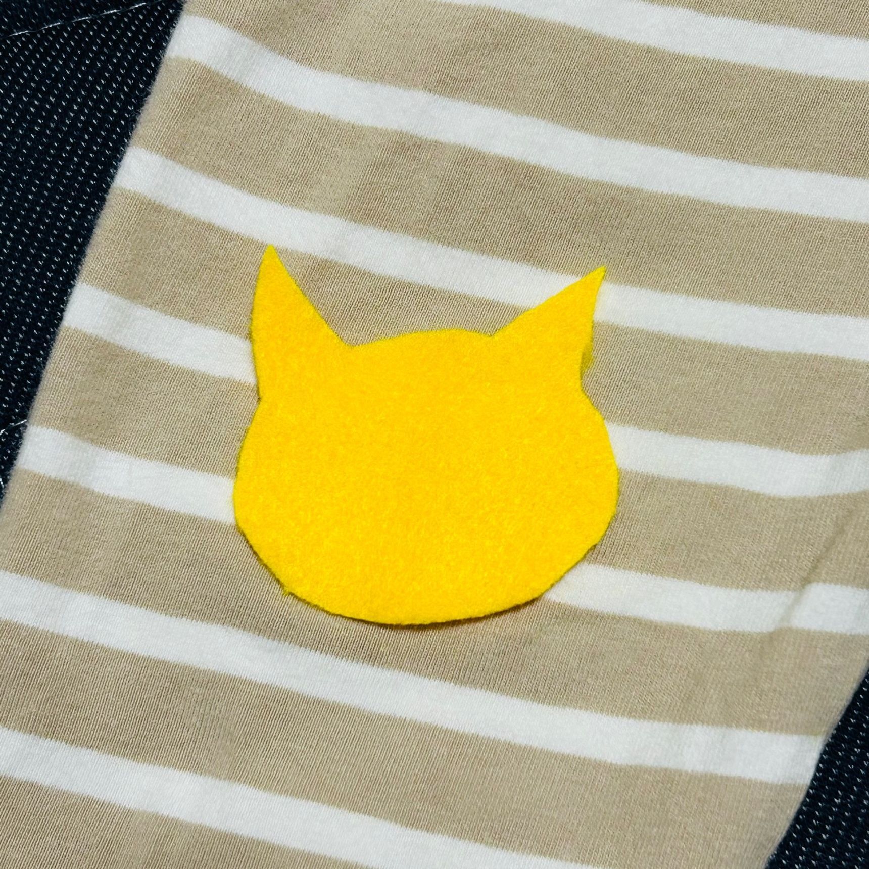 ②穴あき部分とシワが覆えるくらいのサイズにフェルトをカット