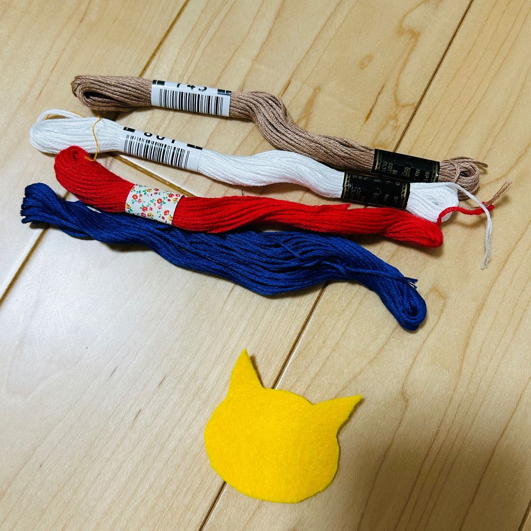 ③フェルトに下書きして刺繍していきます