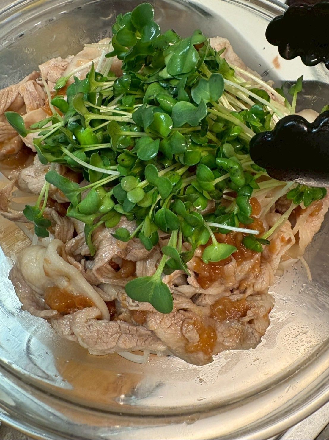 モヤシの上に豚肉を乗せ、カイワレを乗せて食卓へ！