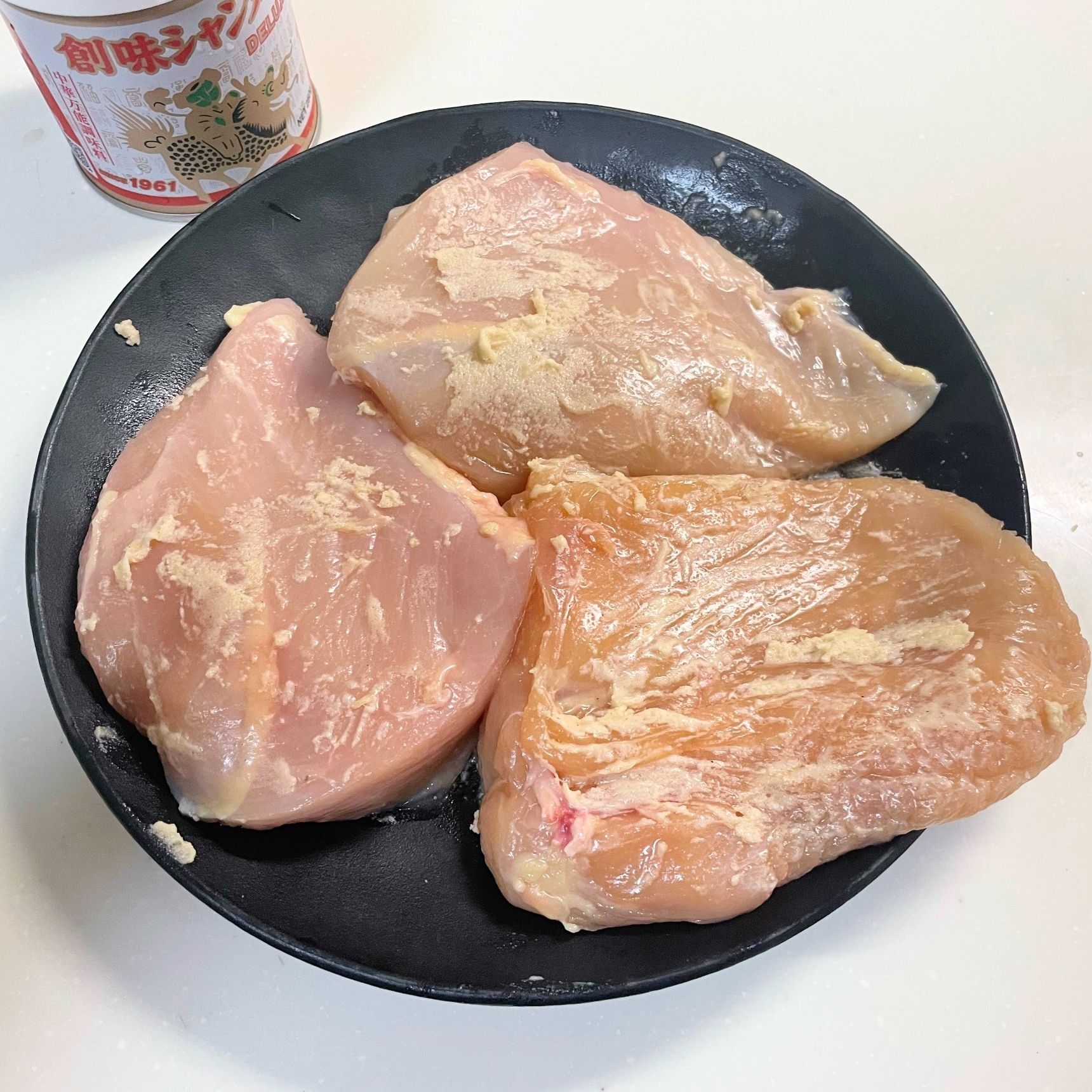 鶏むね肉に創味シャンタンを揉み込みます