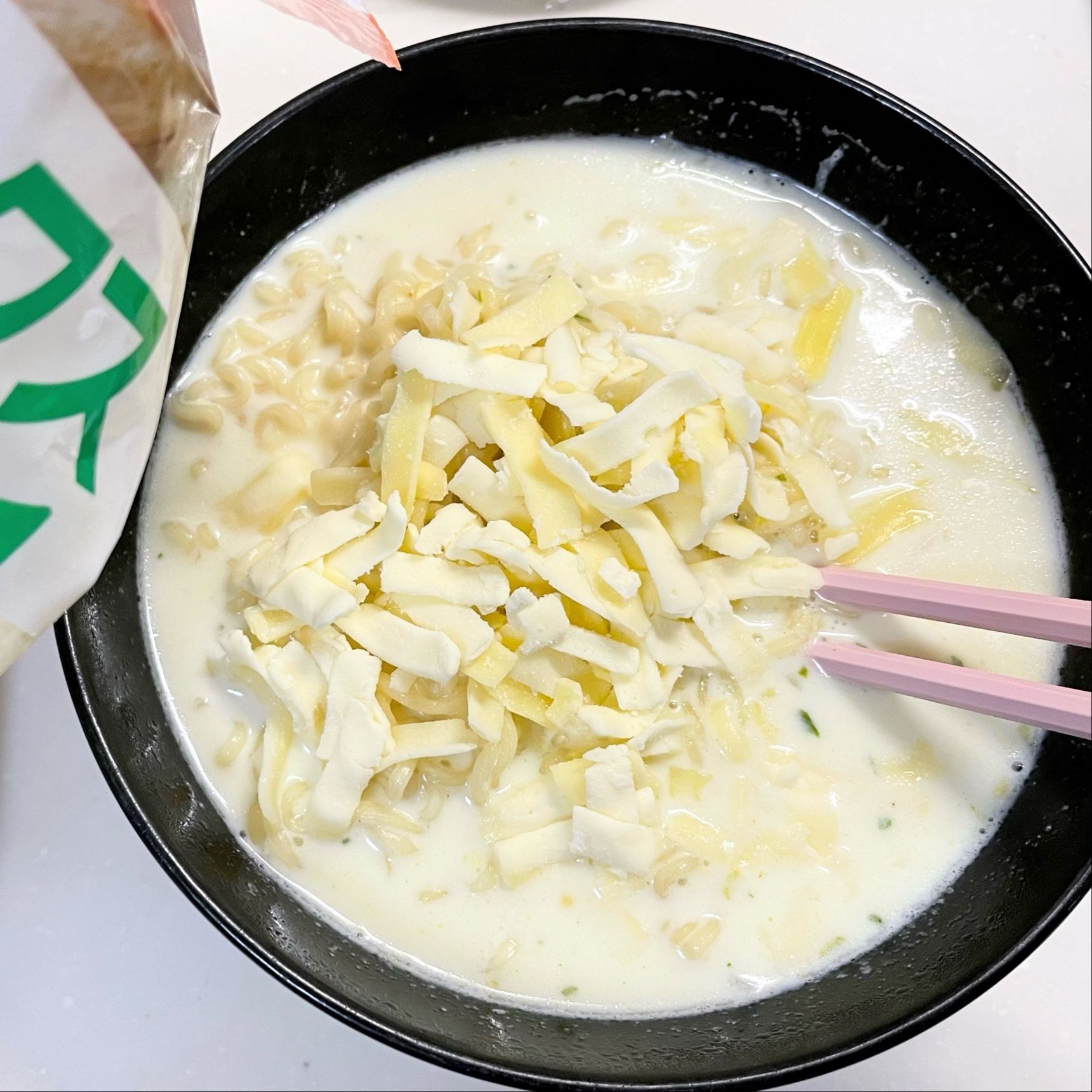 ピザ用チーズを入れます