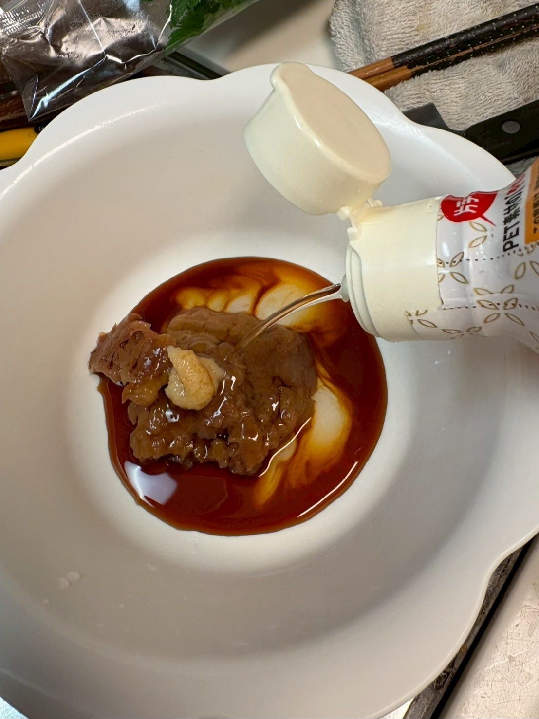 はちみつ梅を大まかに切って、ニンニクと醤油、みりんでよく混ぜ合わせます