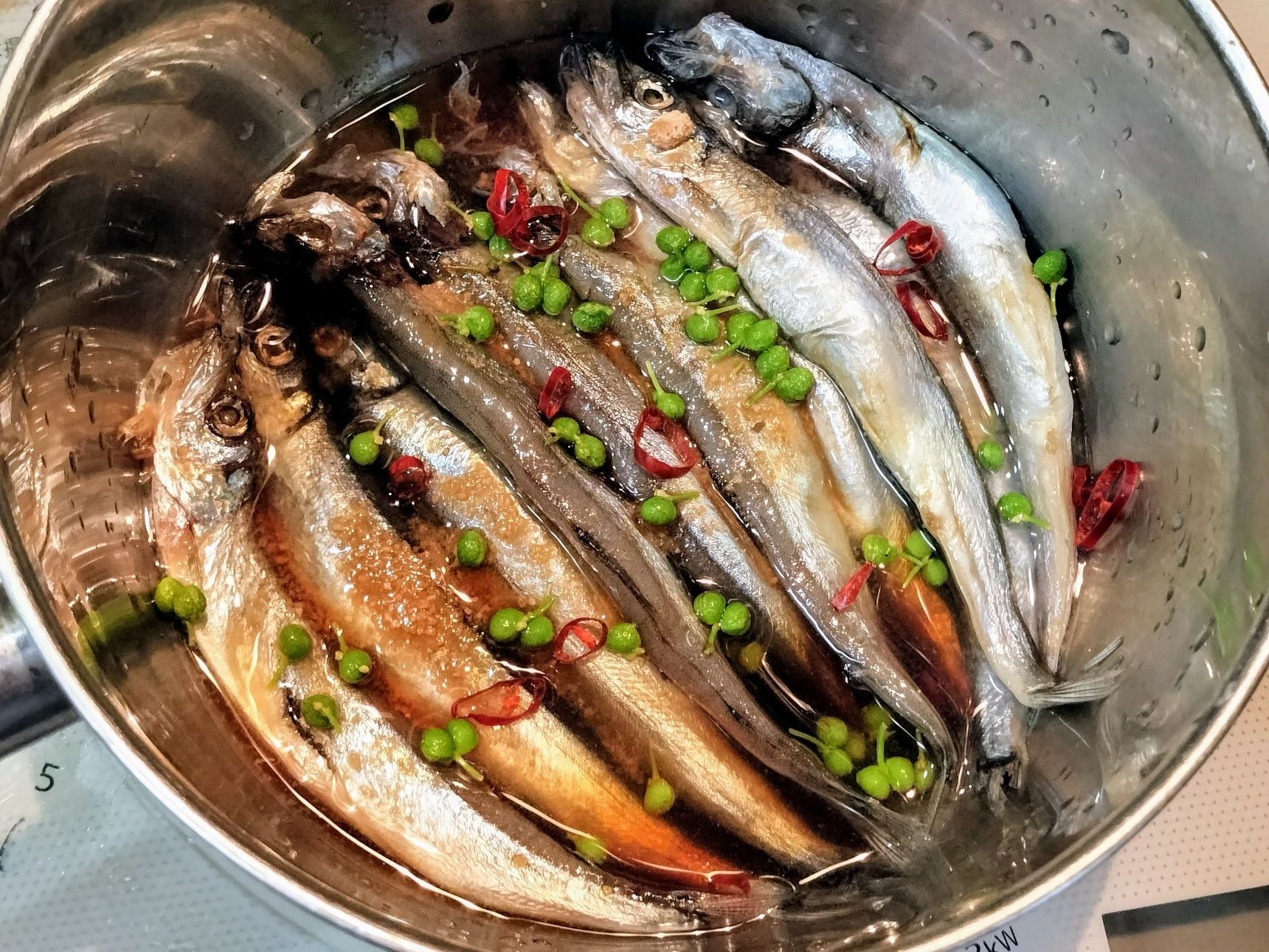 2. お鍋に、ししゃもと材料●を入れて、ひと煮立ちさせる→弱火〜中火で10分ほど煮る→みりんを加える→煮汁が全てししゃもに絡むように煮詰める