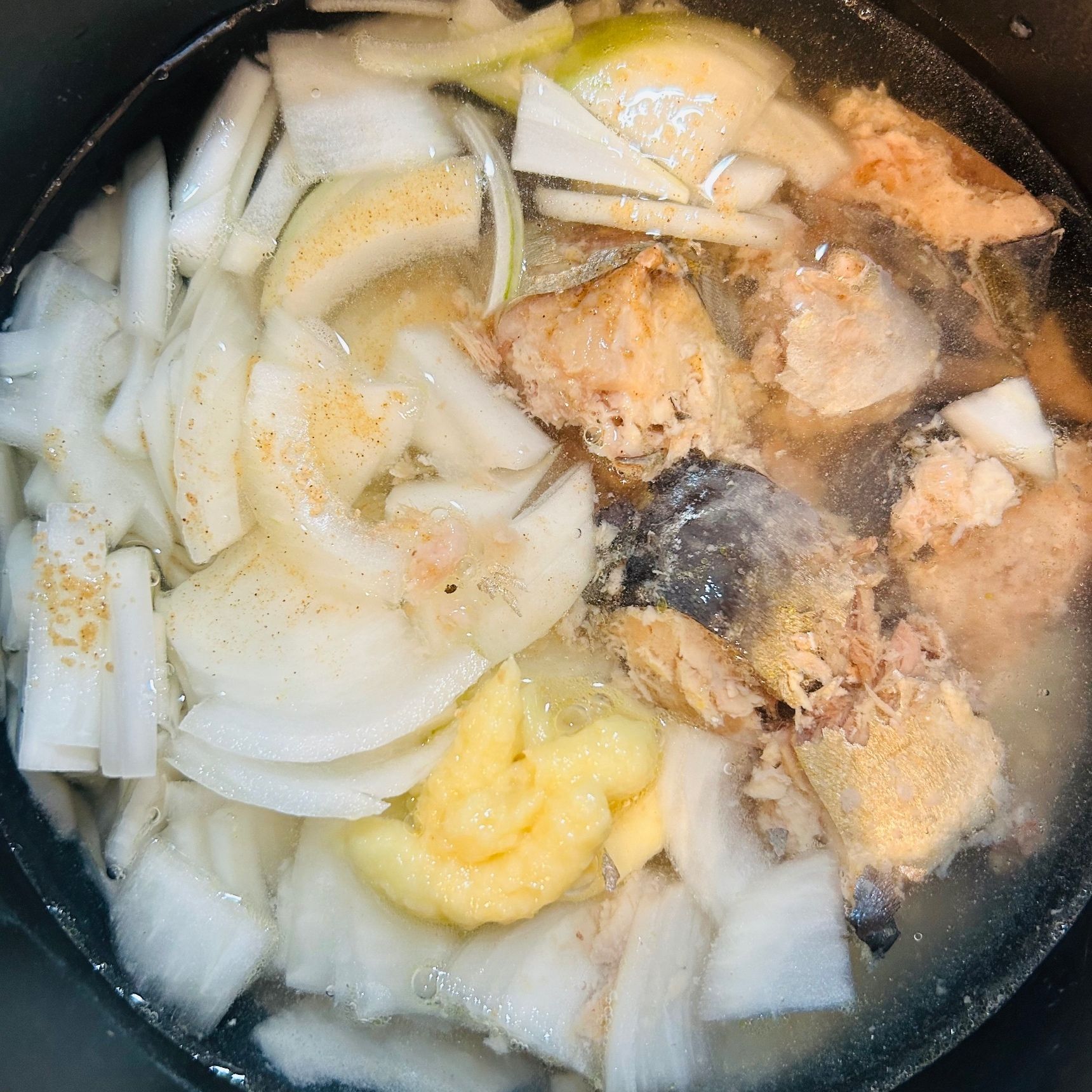 ②①とサバ缶、水などを鍋に入れます