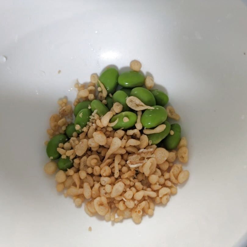 枝豆・天かすにめんつゆをかける