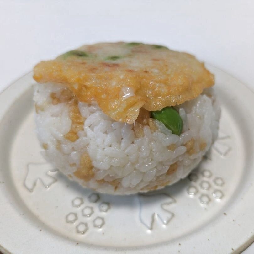 パリッとチーズに枝豆とめんつゆが染みたおにぎりが、絶品！