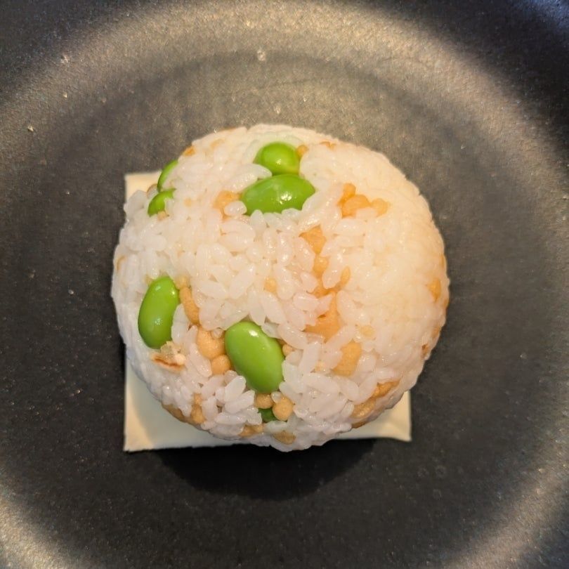 熱したフライパンにチーズにおにぎりをのせて焼く