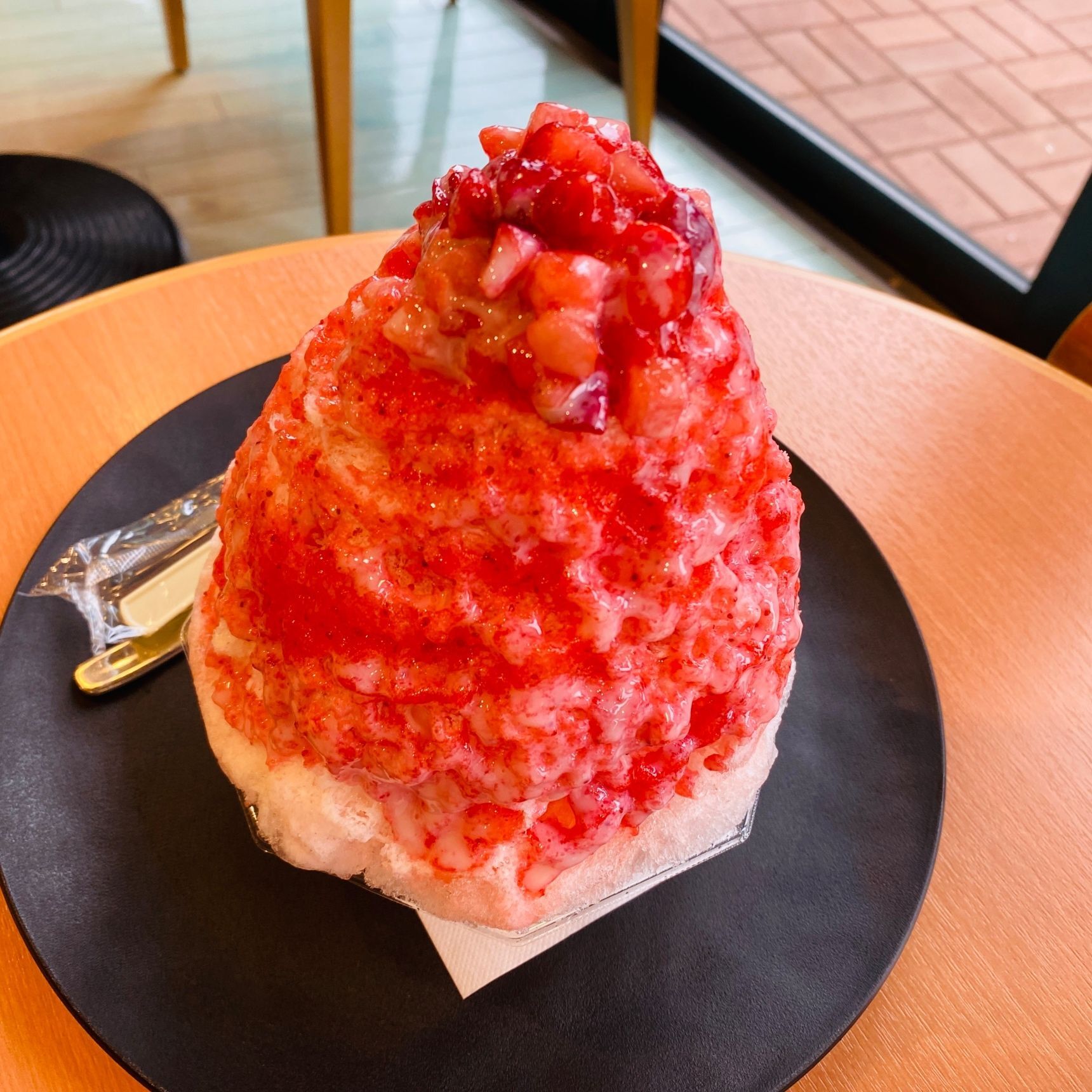真っ赤なルビーのようなふわふわでフルーティーなかき氷
