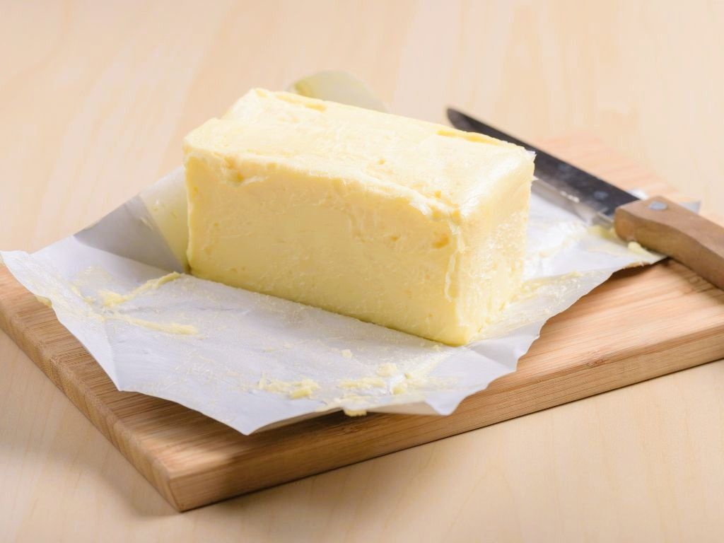 バターを切っても包丁がベタベタにならない裏ワザ。「スパッと切れて気持ちいい！」「使うときもラクチン♪」