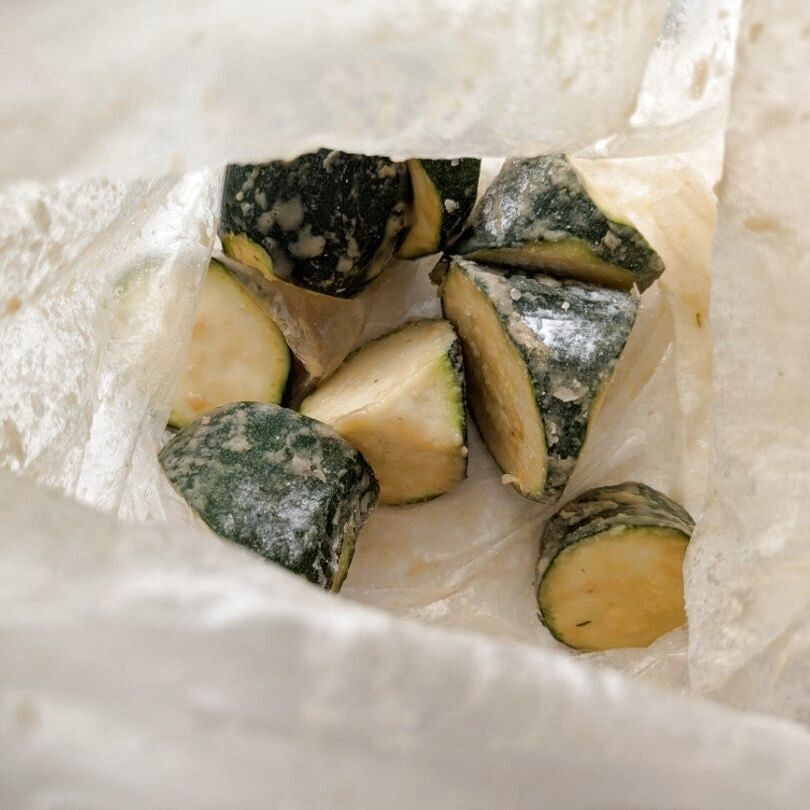 調味料を入れて10分置き、片栗粉をまぶす