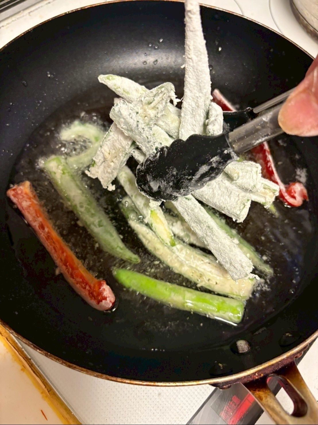 少量の油で揚げて行きます。