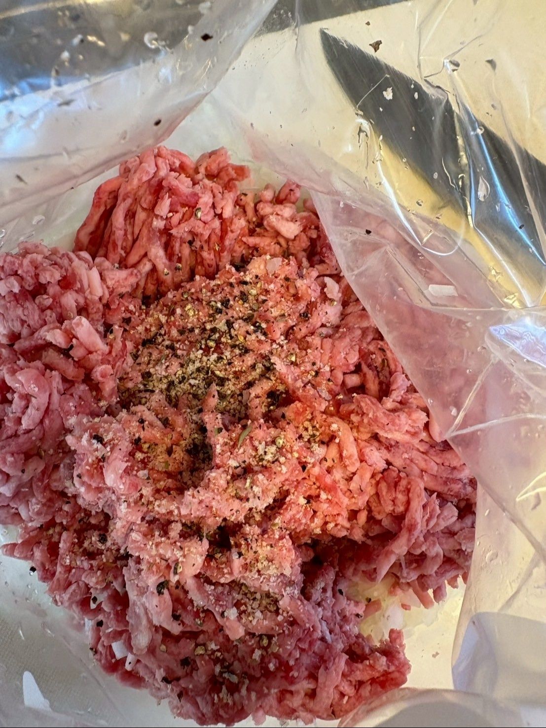 挽肉を投入！塩コショウ、ナツメグをしっかり振ります！