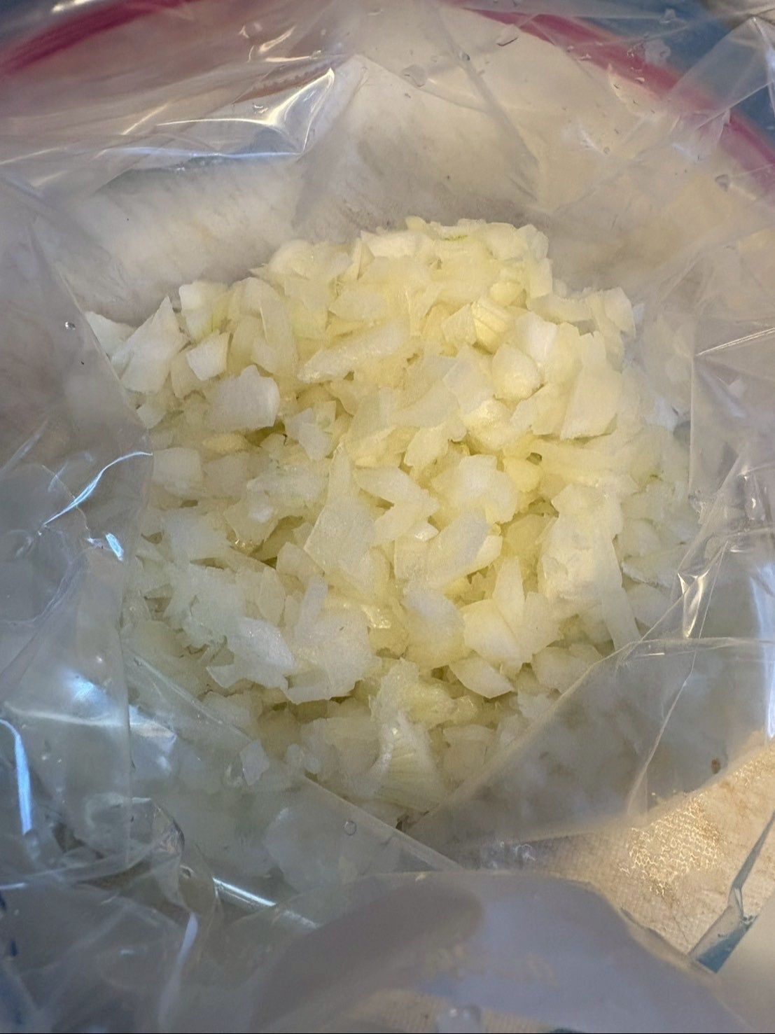 保存袋に玉ねぎのみじん切りを入れます！