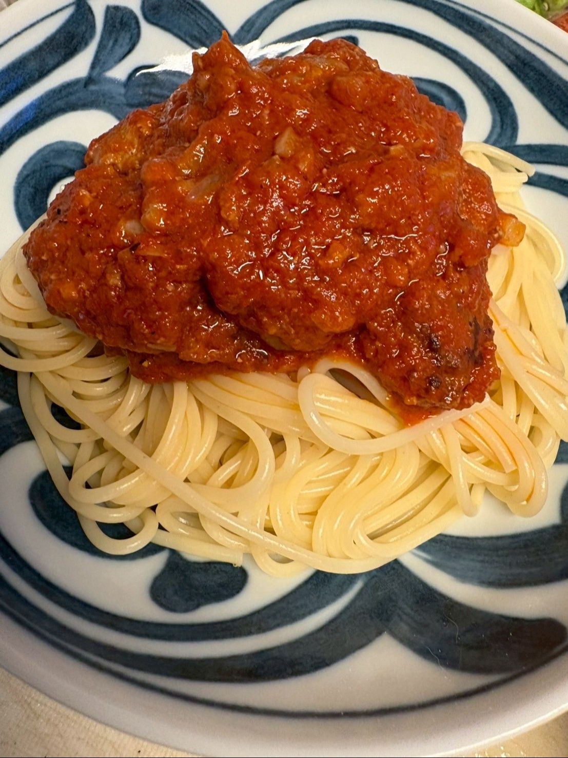 濃いめの塩水で茹でたパスタをお皿の中央に盛り付け、上からたっぷりかけてください。