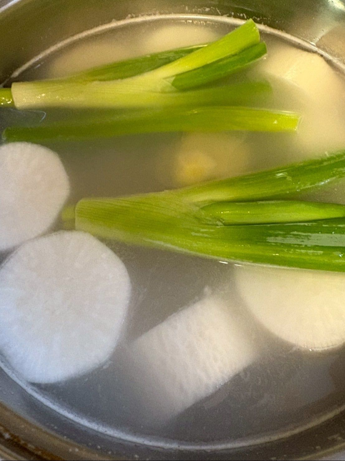 米の研ぎ汁で大根と豚肉を下茹でします