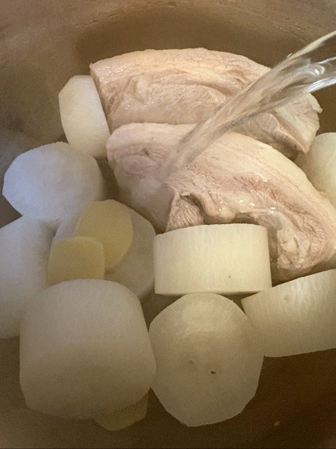 先に日本酒を入れてから水を注ぎ、ここから煮込んでいきます